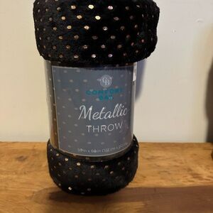 Comfort Bay Black and Gold Metallic Throw
